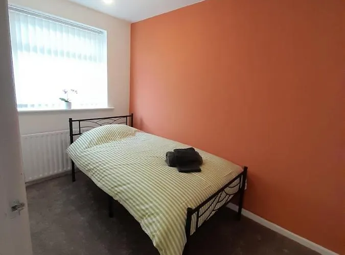 Entire 2 Bedroom House - Ferienhaus Manchester