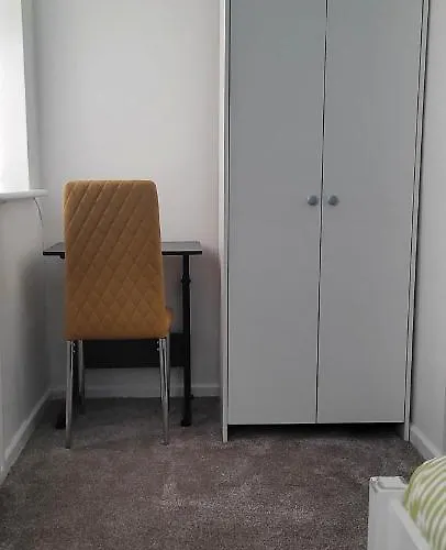 Entire 2 Bedroom House - Ferienhaus