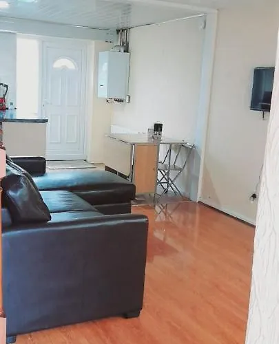 Entire 2 Bedroom House - Ferienhaus