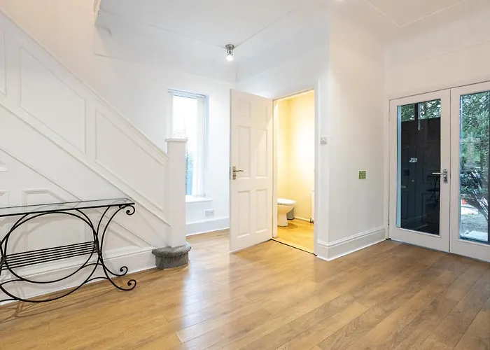 Pillo - Spacious 4 Bedroom Detached House Close To Heaton Park