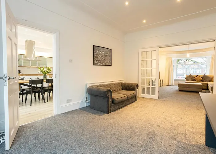 Pillo - Spacious 4 Bedroom Detached House Close To Heaton Park * 맨체스터