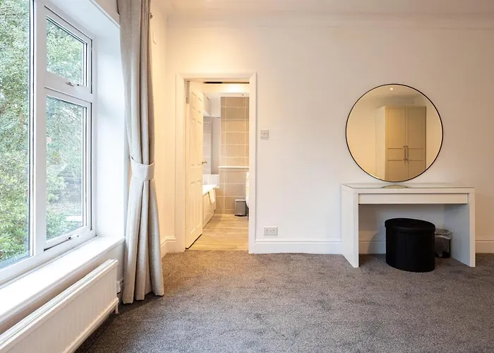 Pillo - Spacious 4 Bedroom Detached House Close To Heaton Park 펜션 맨체스터