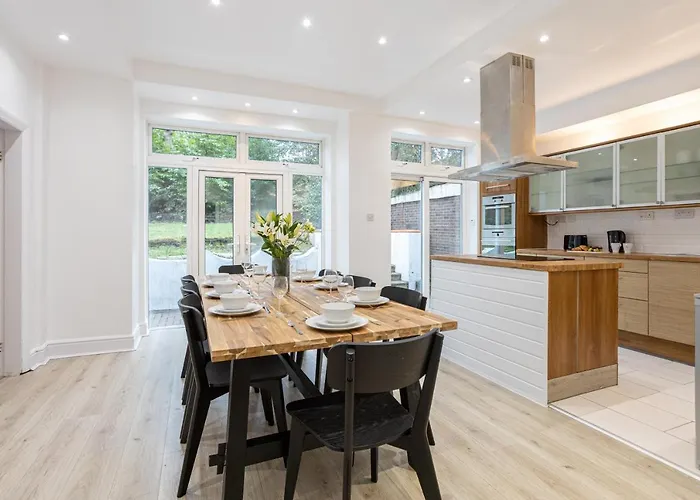 펜션 Pillo - Spacious 4 Bedroom Detached House Close To Heaton Park