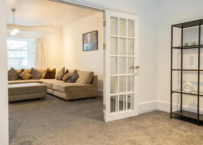 Dom wakacyjny Pillo - Spacious 4 Bedroom Detached House Close To Heaton Park