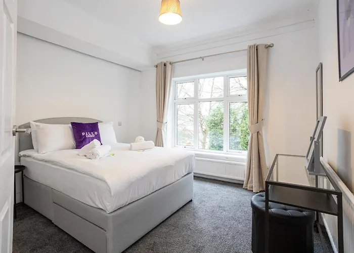 펜션 Pillo - Spacious 4 Bedroom Detached House Close To Heaton Park *