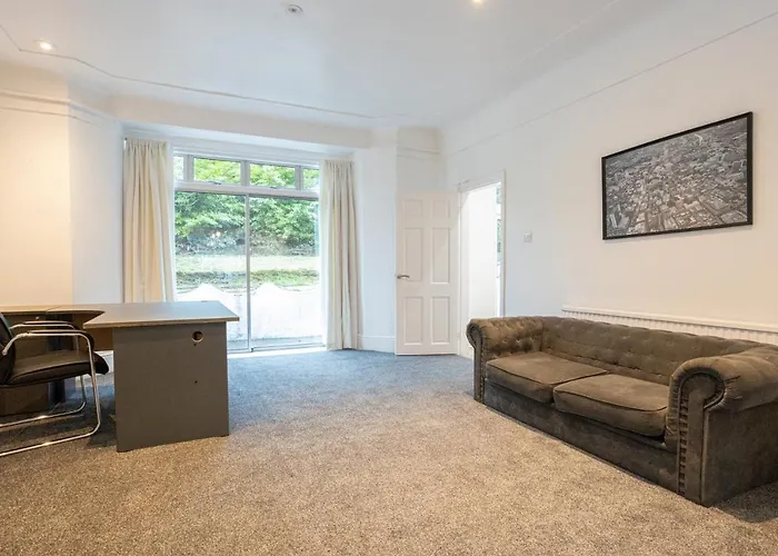 펜션 Pillo - Spacious 4 Bedroom Detached House Close To Heaton Park 맨체스터