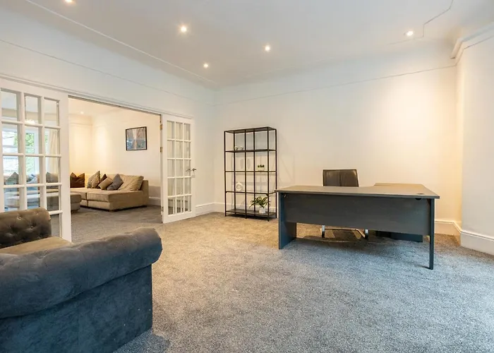 Pillo - Spacious 4 Bedroom Detached House Close To Heaton Park Dom wakacyjny