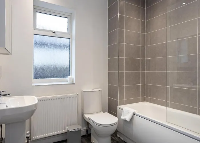 Pillo - Spacious 4 Bedroom Detached House Close To Heaton Park 펜션 *