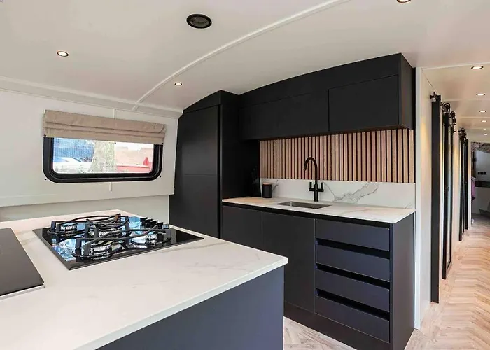 Ботель The Vaetten Hues Luxury Boat Манчестер