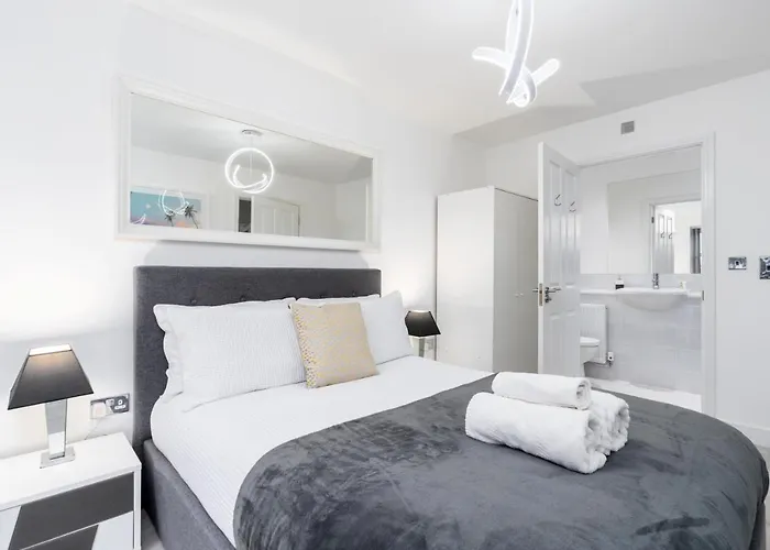 4 Bedroom, 3 Bathroom Walking Distance To Centre Manchester