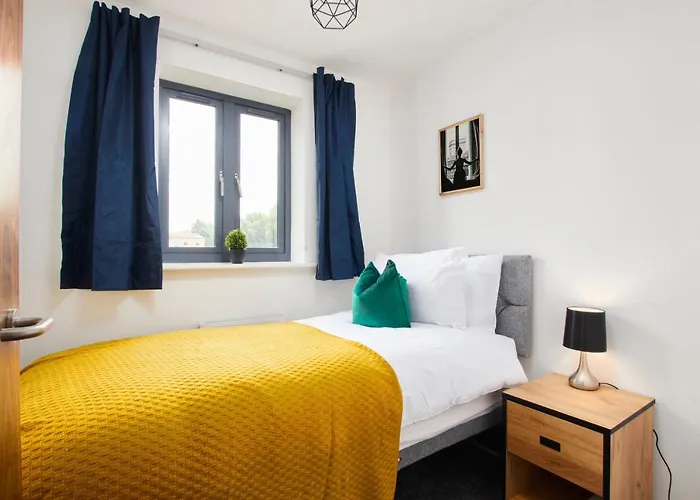 Fabulous 5 Bed House W Parking *