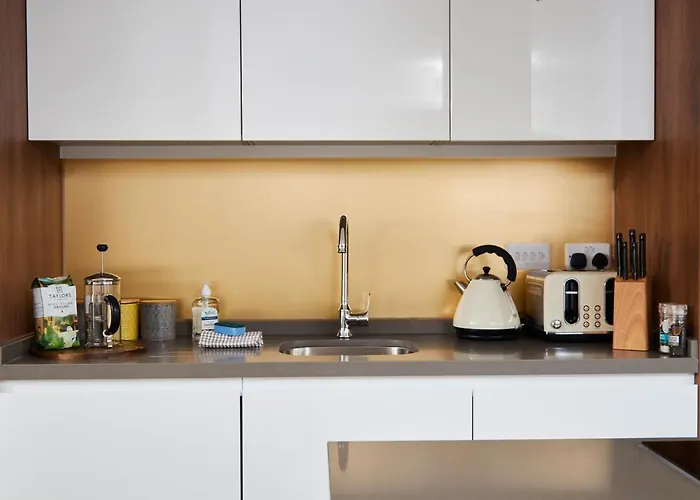 Fabulous 5 Bed House W Parking * 맨체스터