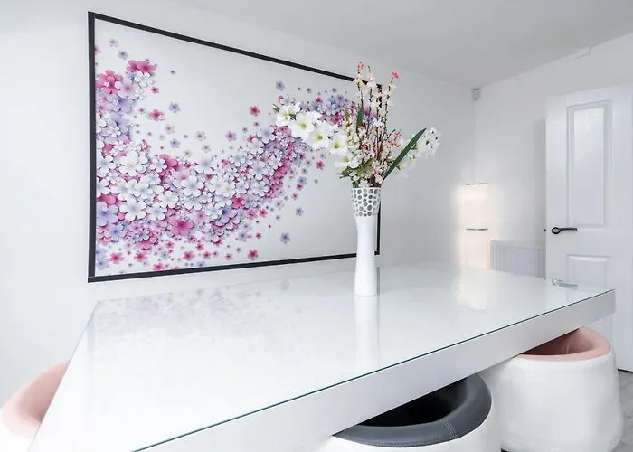 4 Bedroom, 3 Bathroom Walking Distance To Centre