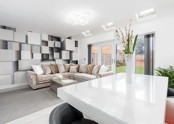 4 Bedroom, 3 Bathroom Walking Distance To Centre *