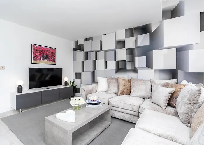 4 Bedroom, 3 Bathroom Walking Distance To Centre *