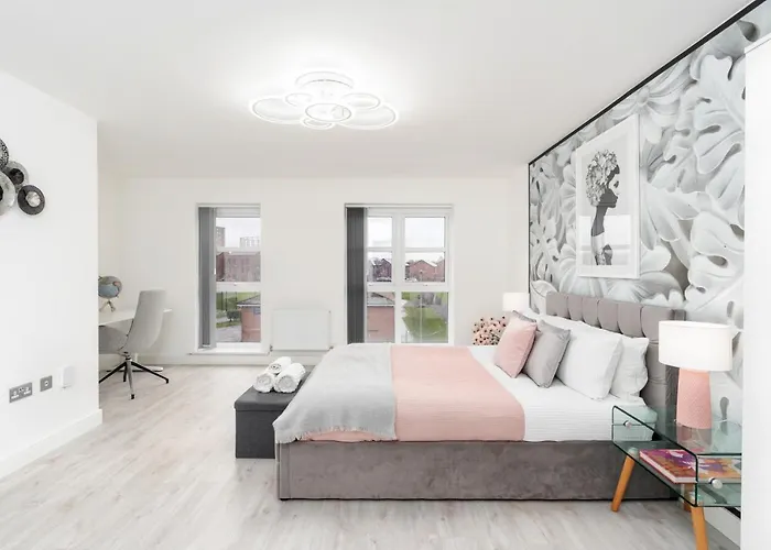 4 Bedroom, 3 Bathroom Walking Distance To Centre