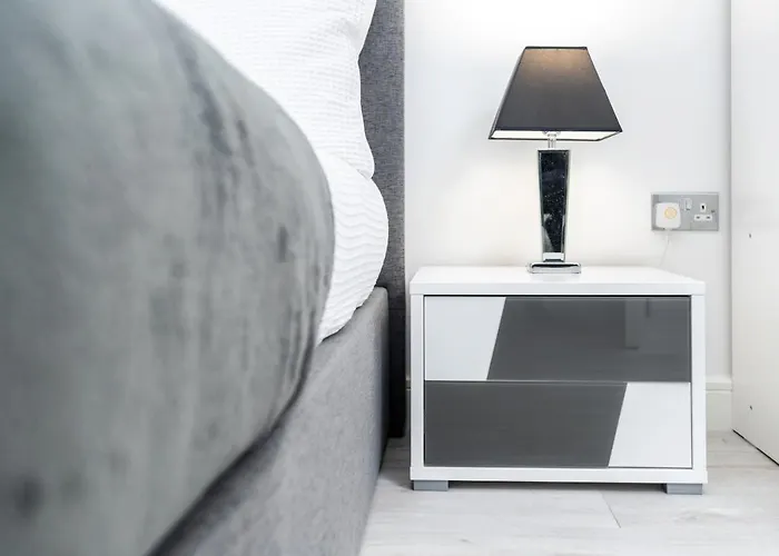 4 Bedroom, 3 Bathroom Walking Distance To Centre