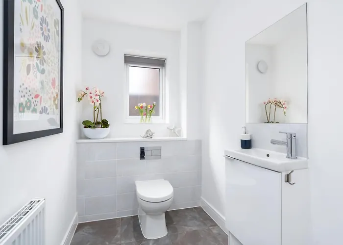 4 Bedroom, 3 Bathroom Walking Distance To Centre