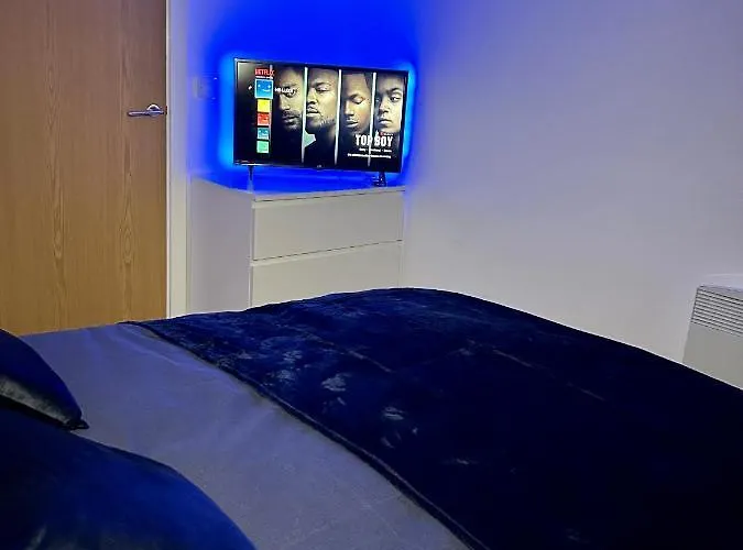 Salford Quays Apartment, *