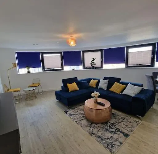 Luxury 2 Bed, 2 Bath - The Quays *