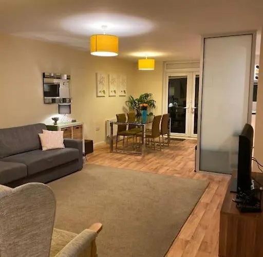 度假居 Cosy House Near Centre And Football Stadium