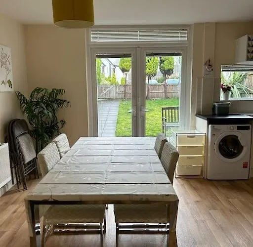 Cosy House Near Centre And Football Stadium 度假居