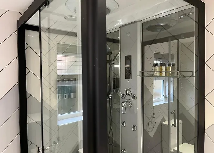 Апартаменты Appt - Sleeps 2 - Free Parking - 5min-metro