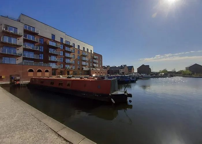 Balcony Marina With Skyline Views - Free Secure Parking *