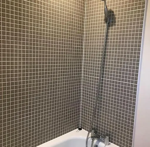 Cosy House Near Centre And Football Stadium 度假居 *