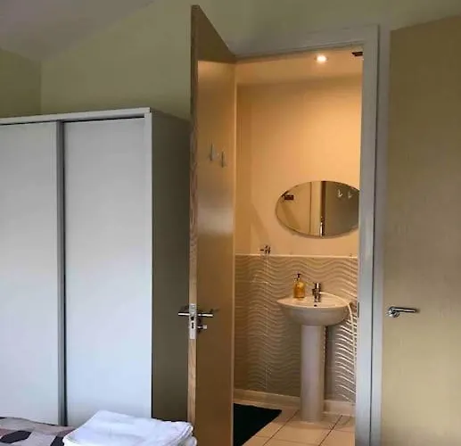 度假居 Cosy House Near Centre And Football Stadium *