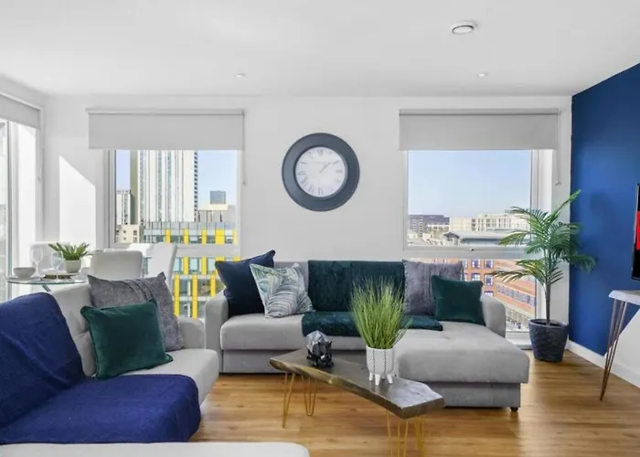 Stunning 3-bedroom Flat With Parking