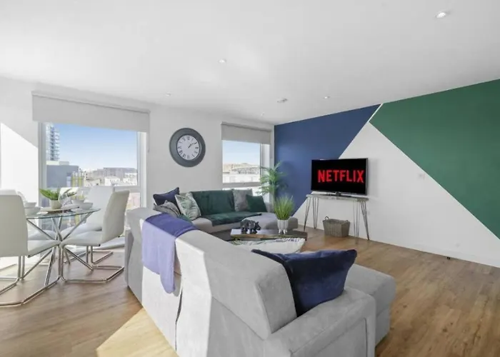 Stunning 3-bedroom Flat With Parking *