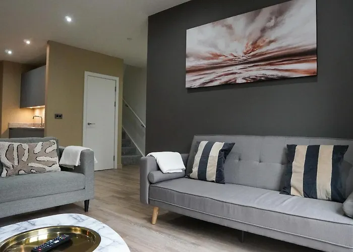 Centrally Located 2bdr Townhouse By Torr Group Short Lets & Serviced With Free Parking