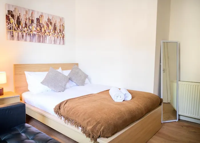 Purple Blossom, 2 Bed Apartment, Wi-fi, Near Didsbury, Free Parking *