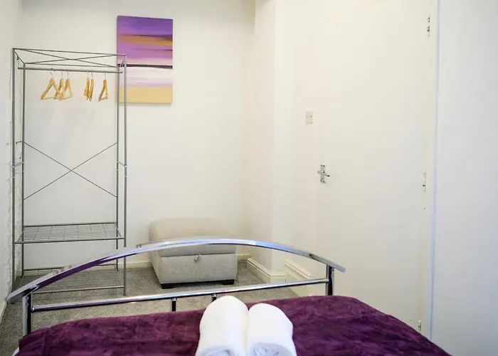 Purple Blossom, 2 Bed Apartment, Wi-fi, Near Didsbury, Free Parking