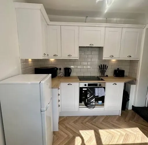 Large Five Bedroom With Parking, Sleeps 11! Mánchester