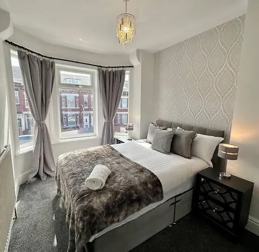 Large Five Bedroom With Parking, Sleeps 11!