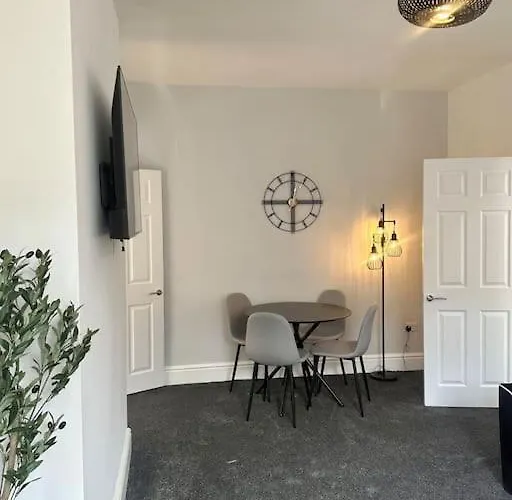 Hébergement de vacances Large Five Bedroom With Parking, Sleeps 11! *