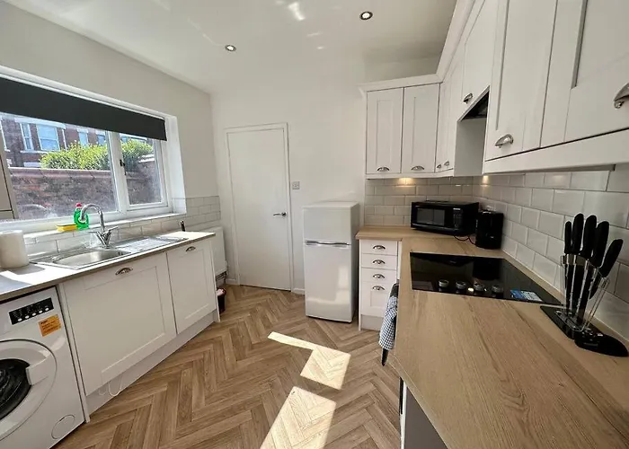 Large Five Bedroom With Parking, Sleeps 11! *