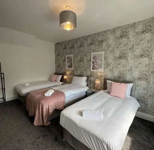 Large Five Bedroom With Parking, Sleeps 11! Hébergement de vacances *