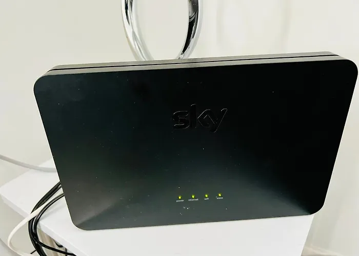 Beautiful And Homely 3 Bed House With Free Parking So Close To Man And Centre