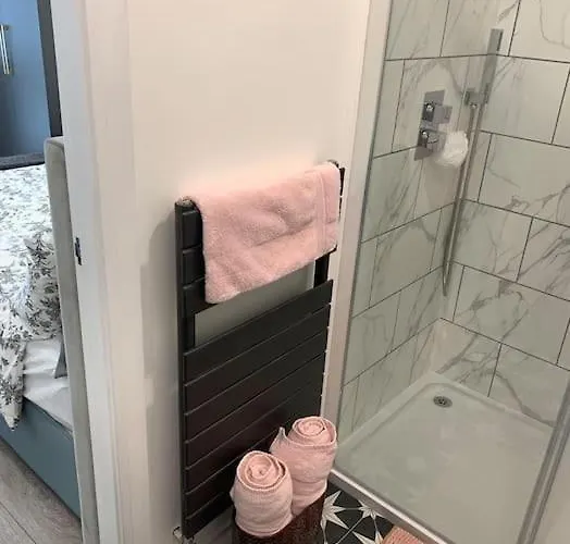 Lux Private Entrance 1 Bed - Free Parking - Ideal For Coop Live, Mcr Centre, Salford Royal Hospital & Buile Hill Mansion Wedding Venue מנצ'סטר