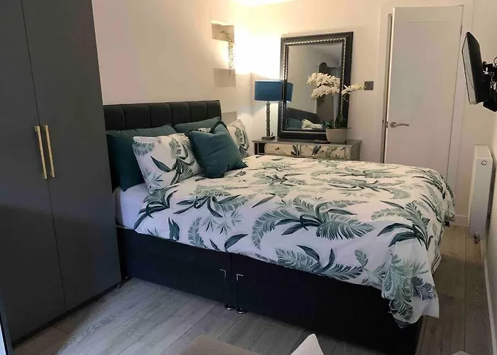 דירה Lux Private Entrance 1 Bed - Free Parking - Ideal For Coop Live, Mcr Centre, Salford Royal Hospital & Buile Hill Mansion Wedding Venue מנצ'סטר