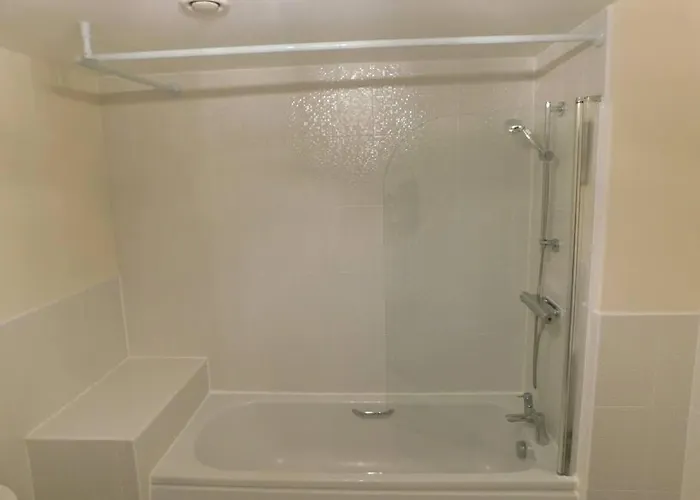 Semesterbostad Amila House Manchester, Modern, Spacious, Sleeps 9 With Parking