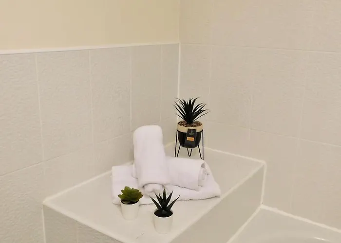 Amila House Manchester, Modern, Spacious, Sleeps 9 With Parking