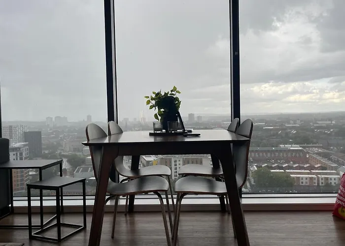 Luxury 2 Bedroom En-suite Balcony Views Manchester