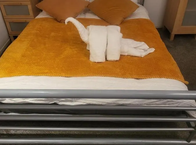 Luxury 2 Bed On River, Wifi, Parking, Garden 아파트 맨체스터