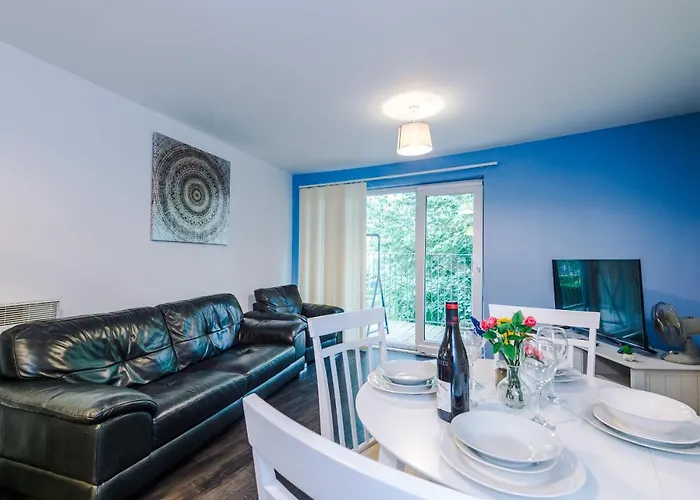 2 Bed With Balcony Private Parking Near Etihad Stadium, Coop Live * 맨체스터