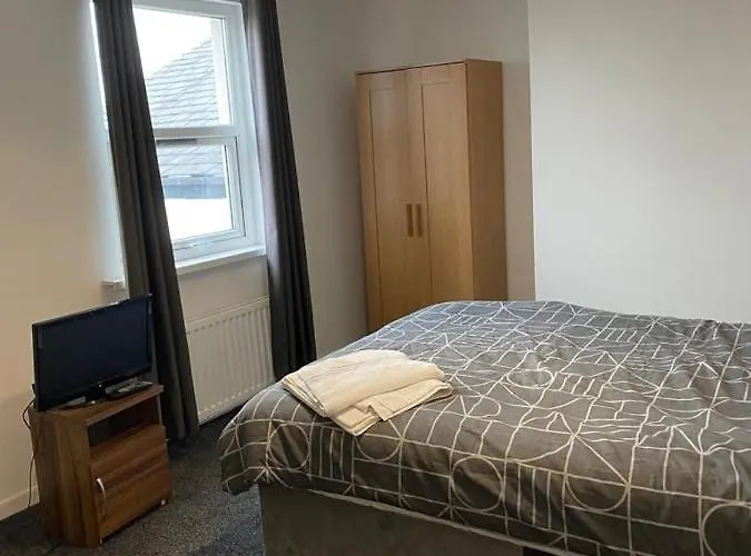 2 Bedroom Flat With Free Parking In
