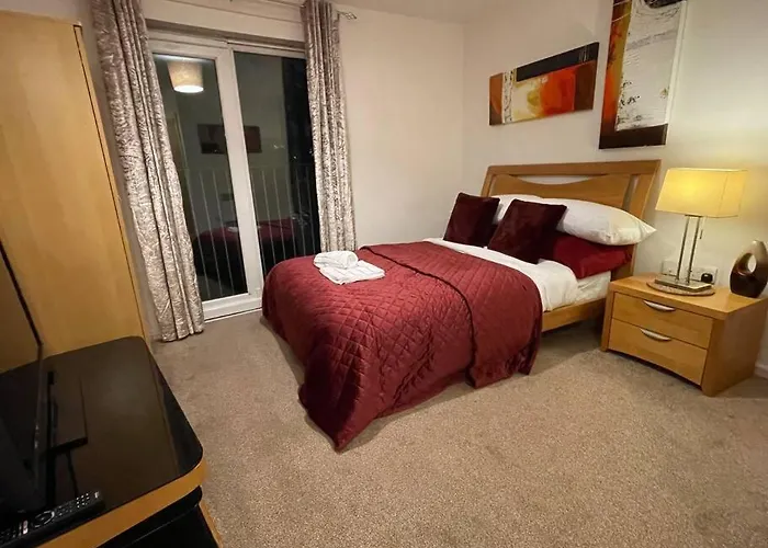 Cityfront Modern Apt near Centre/etihad, Free Parking *